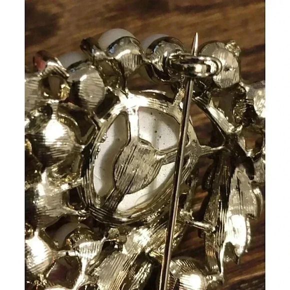 Vintage Baroque Pearl Gold Tone AB Aurora Borealis Rhinestone Brooch READ - Picture 4 of 11